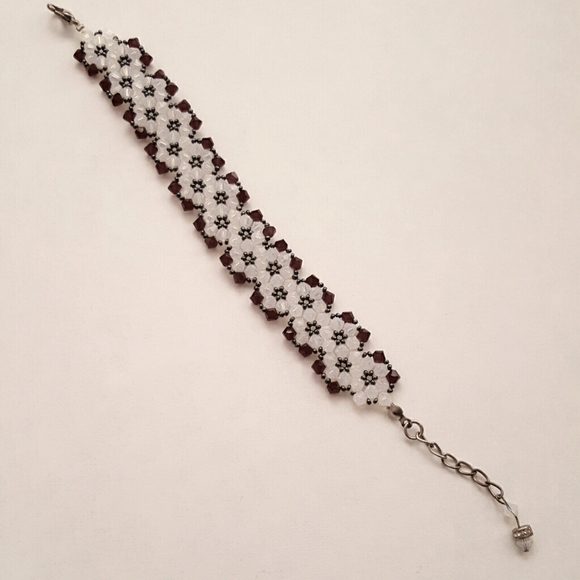 Jewelry - Flower design beaded bracelet